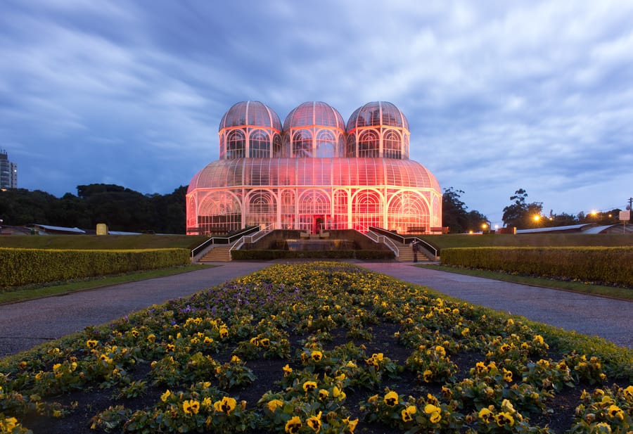 Estufa do Jardim Botânico de Curitiba, símbolo da cidade que recebe o turfe do Tarumã